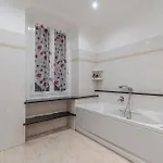 Guesthost - Porto Antico Functional & Roomy Flat *