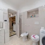 Appartement Guesthost - Porto Antico Functional & Roomy Flat *