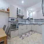Guesthost - Porto Antico Functional & Roomy Flat Appartement