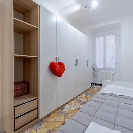 Guesthost - Porto Antico Functional & Roomy Flat Appartement Genua
