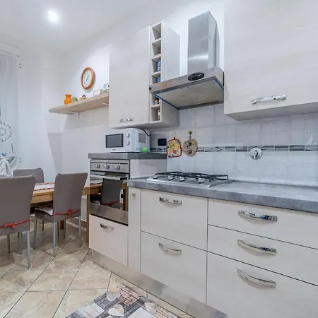 Appartement Guesthost - Porto Antico Functional & Roomy Flat *