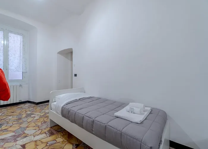 Guesthost - Porto Antico Functional & Roomy Flat