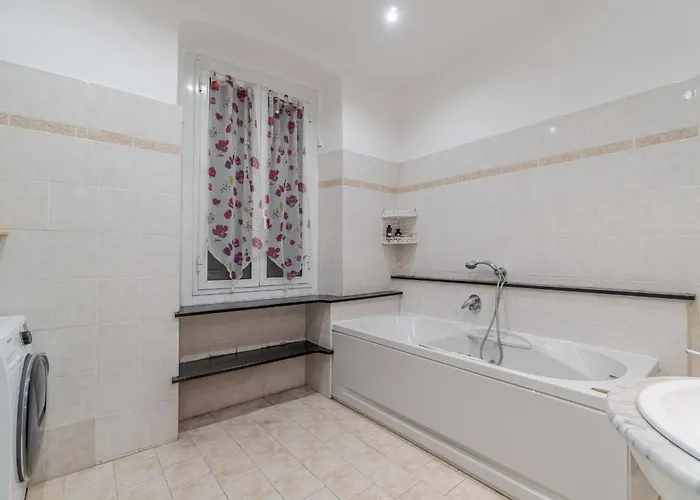 Guesthost - Porto Antico Functional & Roomy Flat *