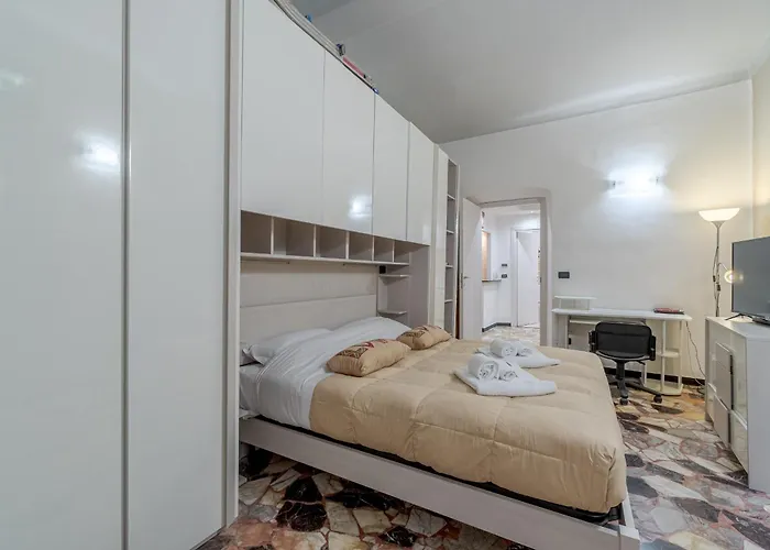 Guesthost - Porto Antico Functional & Roomy Flat Janov