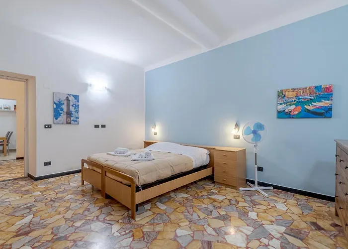 Guesthost - Porto Antico Functional & Roomy Flat Janov