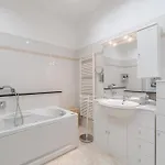 Apartman Guesthost - Porto Antico Functional & Roomy Flat
