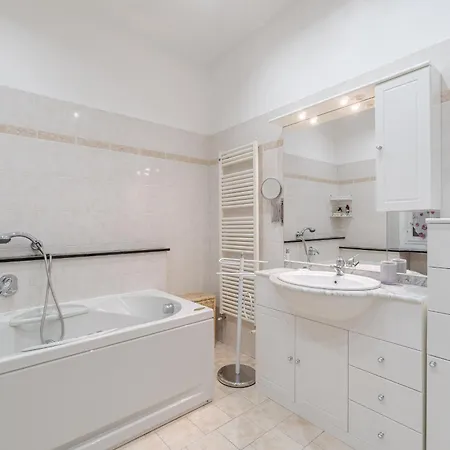 Lejlighed Guesthost - Porto Antico Functional & Roomy Flat
