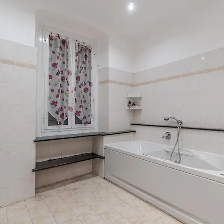 Guesthost - Porto Antico Functional & Roomy Flat *